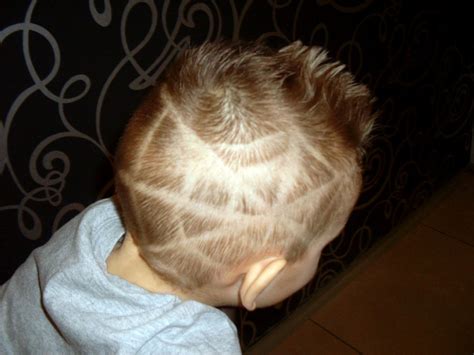 Detský účes (chlapčenský strih strojčekom)