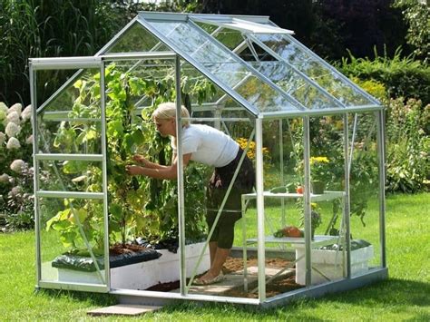 Ilustračné foto kaleného skla v skleníku s hliníkovou konštrukciou