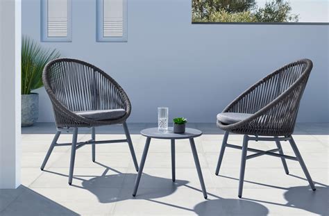 Ilustrácia rôznych druhov tuj v záhradnom prostredí