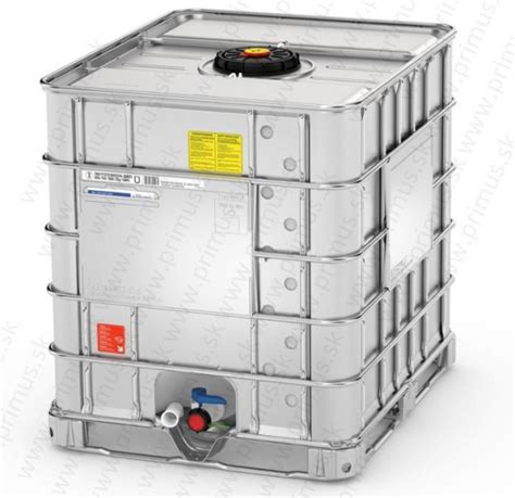 Fotografia IBC kontajnera alebo suda umiestneného na vyvýšenom mieste pre gravitačné zavlažovanie