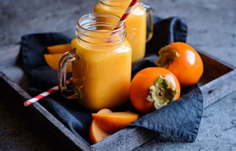 Infolgrafika zobrazujúca rôzne spôsoby servírovania hurmikaki: v šaláte, v smoothie a priamo lyžičkou
