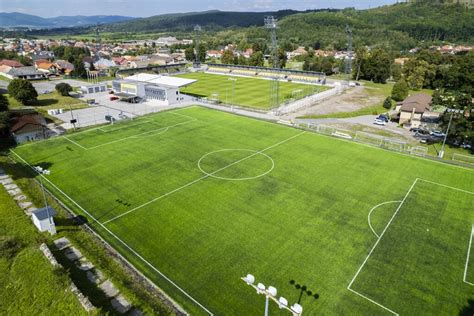 ilustrácia zeleného, rovnomerne zavlažovaného futbalového ihriska