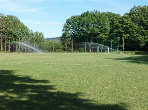 fotografia inštalácie postrekovačov na futbalovom ihrisku
