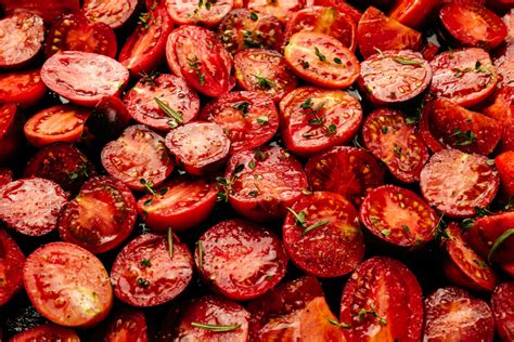 Infografika s nutričnými hodnotami paradajky na 100 gramov