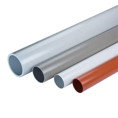 detail prípravy PVC rúry s vyvŕtanými otvormi a osadenou zavlažovacou trubkou