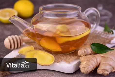 Koláž rôznych foriem zázvoru: čerstvý koreň, sušené plátky, mletý prášok, zázvorový čaj