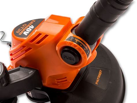 Detail strunovej kosačky Patriot GT30 40V s vyžínacou hlavou a oporným kolieskom