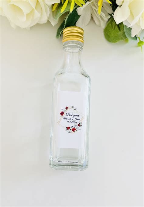 Fotografia fľaštičky s tinktúrou z pivonky a sušenými koreňmi