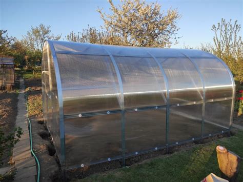 schéma rôznych typov základov pre záhradné skleníky