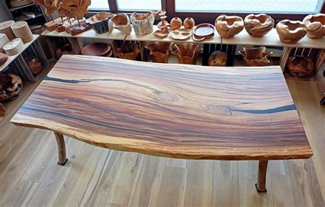 Ukážka rôznych výrobkov z dreva hrabu: nábytok, podlahy, rezbárske práce.