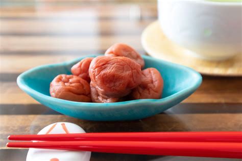 Obrázok misky s ryžou, sushi a niekoľkými plodmi Umeboshi ako prílohou
