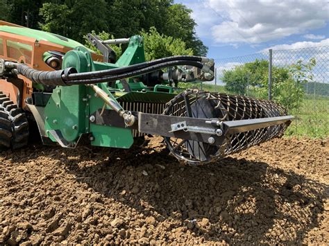 vizualizácia procesu odstraňovania starého trávnika a prípravy pôdy na nový výsev