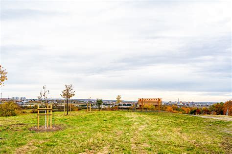 Deti hrajúce sa v záhradnom domčeku Mochtoys s interaktívnymi prvkami a stolíkom