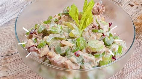 Zostavený šalát z čerstvého stopkového zeleru s tuniakom