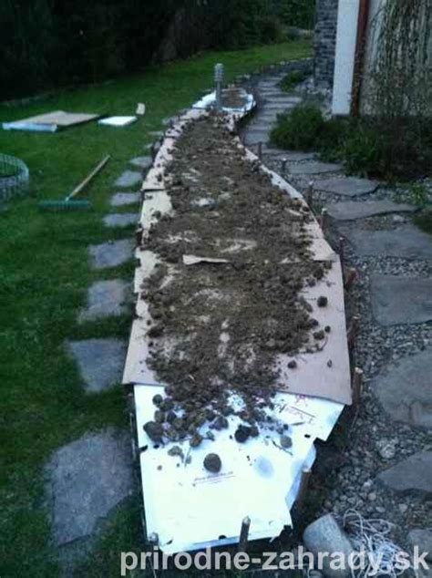 Zimný záhon s mulčom chrániacim cibuľoviny