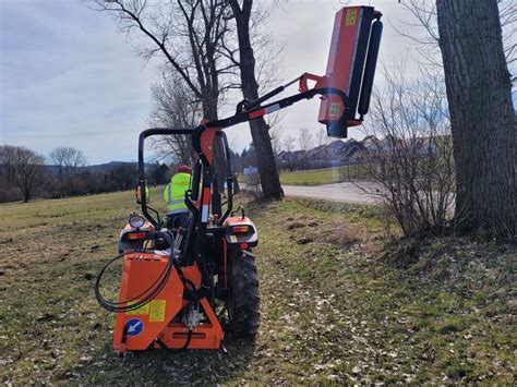 Fotografia veľkého ťahaného postrekovača s rozvinutými ramenami na poli