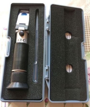 Fotografia: refraktometer na meranie cukornatosti hrozna