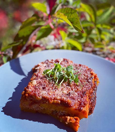 Detailný záber na škrečka, ktorý konzumuje kúsok čerstvej zeleniny, napríklad kalerábu alebo mrkvy