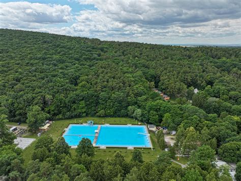 prírodné kúpalisko v Zlatníckej doline s bazénmi a zeleňou