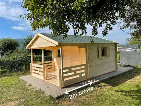 Detailný pohľad na záhradný domček Linda s terasou v záhradnom prostredí