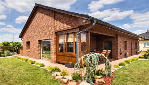 Fasáda domu pokrytá paviničom s jesenným sfarbením listov