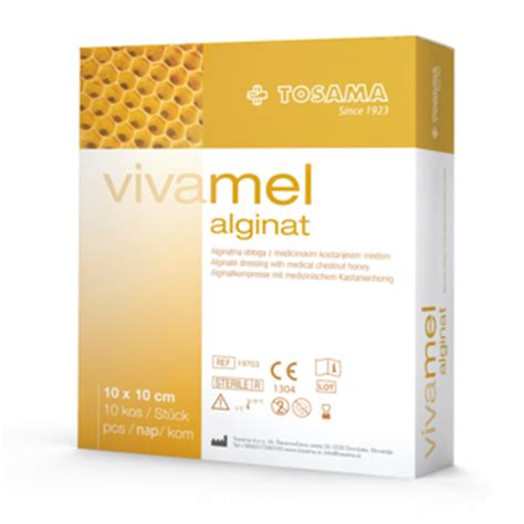 blízka fotografia pohára s tmavým medom, z ktorého tečie medová nitka