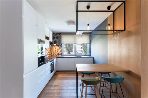 Interiérová fotografia paprade umiestnenej v modernej kúpeľni s dostatkom rozptýleného svetla