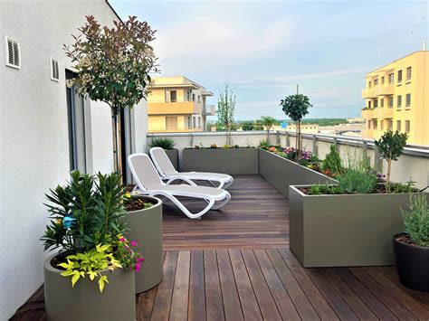 Tematické foto terasy s veľkými kvetináčmi