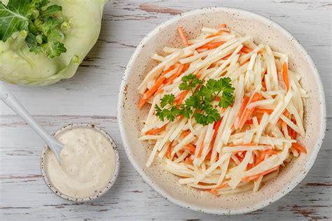 Fotografia čerstvej vňate z kalerábu, reďkovky a mrkvy