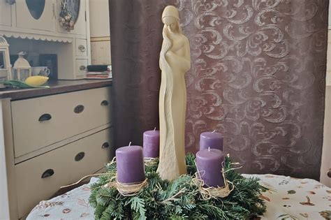 Stará ilustrácia alebo fotografia zobrazujúca brečtanový veniec ako symbol.