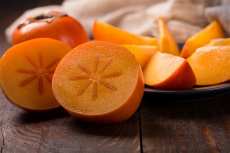 Zrelé plody hurmikaki na strome pred opadaním listov