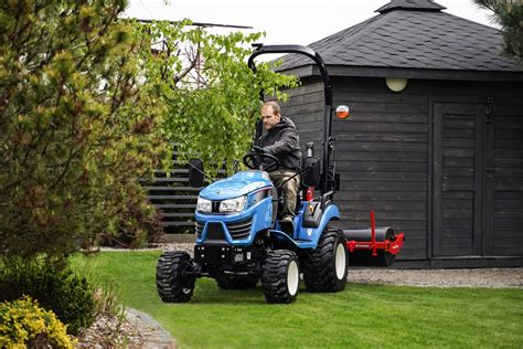 Záhradný traktor pri práci