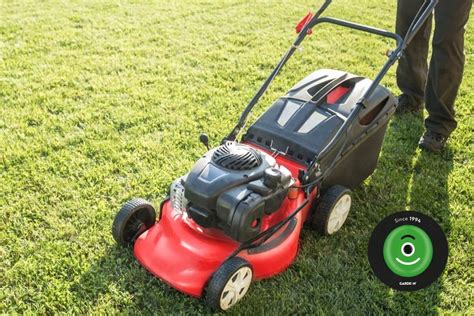 Detail strihania trávy vretenovou kosačkou