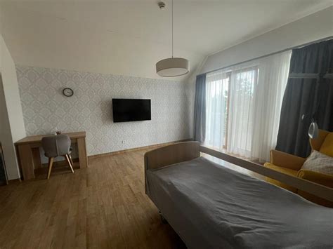 Ukážka interiéru s použitím smrekovej škárovky na stene