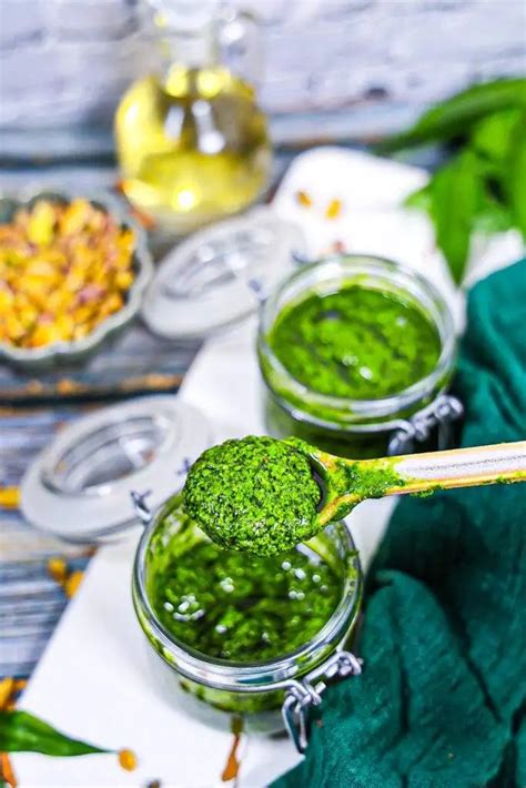 Rôzne formy spracovaného medvedieho cesnaku (pesto, sušený, v oleji)