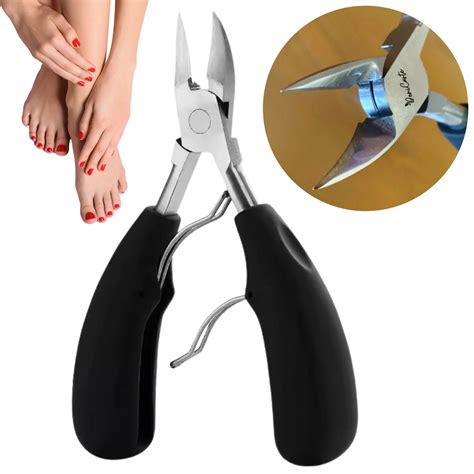 Ilustratívne foto správnych kliešťov na nechty na nohách a pilníka