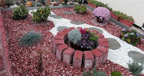 fotografia rôznych druhov okrasného štrku a kameňov v záhrade