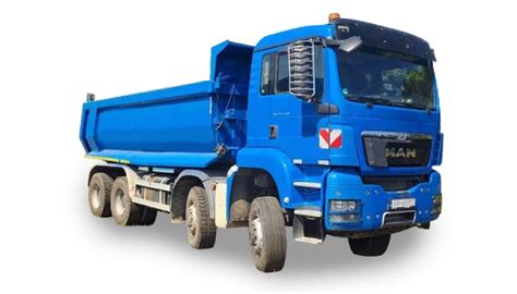 moderné nákladné vozidlo prepravujúce sypký materiál