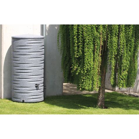 Foto: sud na dažďovú vodu v záhrade