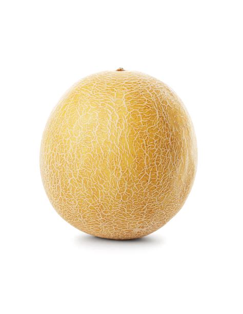 Zrelý melón Galia na reze s bledozelenou dužinou a charakteristickou sieťkovanou šupkou