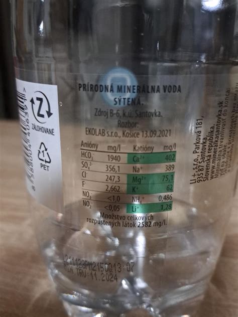 infografika s nutričnými hodnotami stonkového zeleru (vitamíny, minerály, kalórie, voda, vláknina)