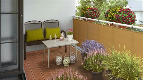 Slnečný balkón s kvetináčmi jahôd