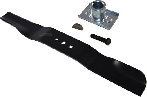 Detail mulčovacieho noža a rozdrvenej trávy