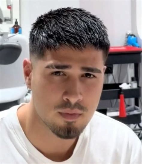 Koláž rôznych pánskych účesov strihaných strojčekom (fade, crew cut)