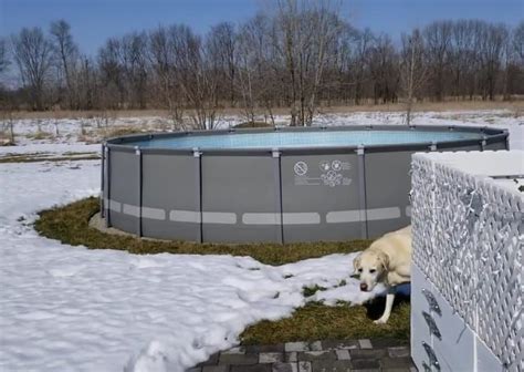 Tematické foto bazéna v zime