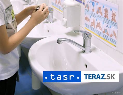 Obrázok znázorňujúci správnu techniku polievania mladých tují.