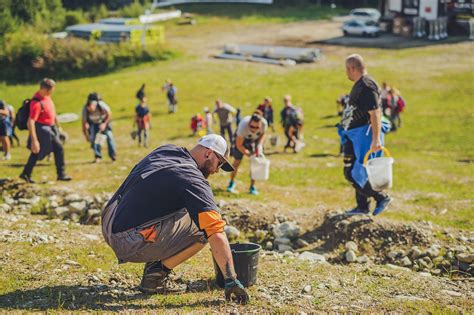 Ilustračná fotografia záhradníckych prác vrátane sadenia stromčekov