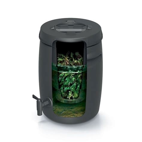 kompostovacia nádoba s organickým odpadom vrátane lístia