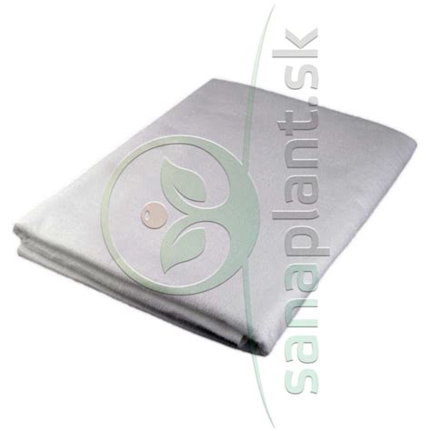 fotografia: netkaná textília na záhone s mladou cibuľkou