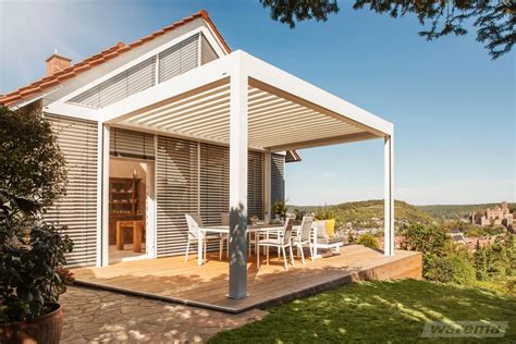 Kamenná terasa s pergolou a stredomorskými rastlinami